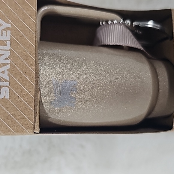 Stanley The Mini Quencher Ornament Keychain Honey Talks - Picture 4 of 5